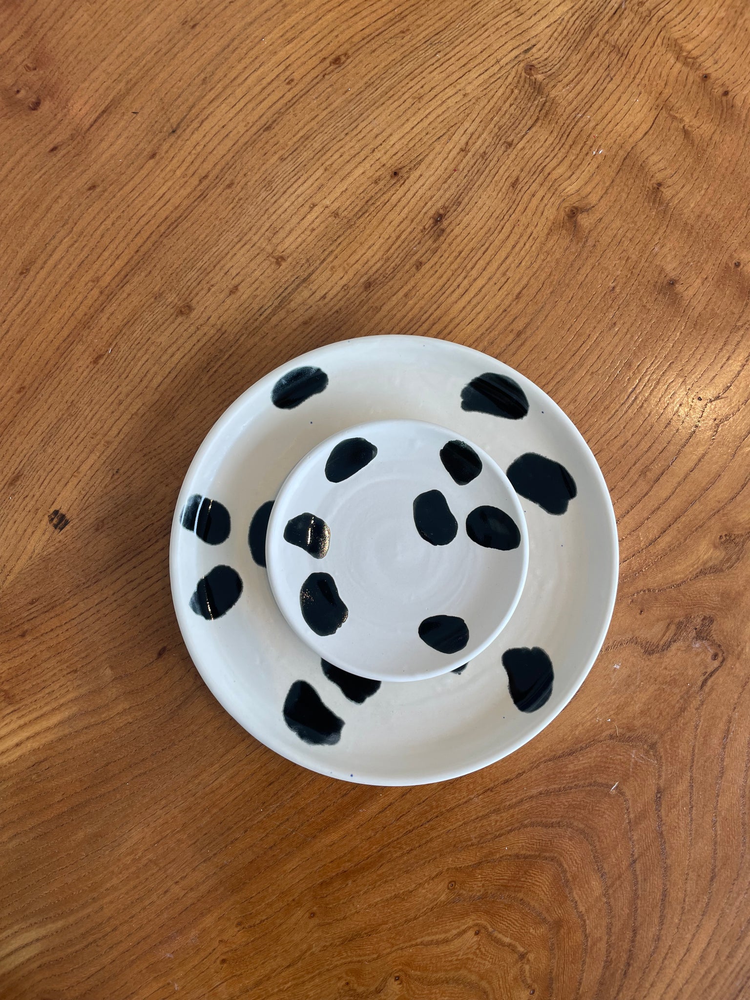 Dinner plate White matte with black polka dots