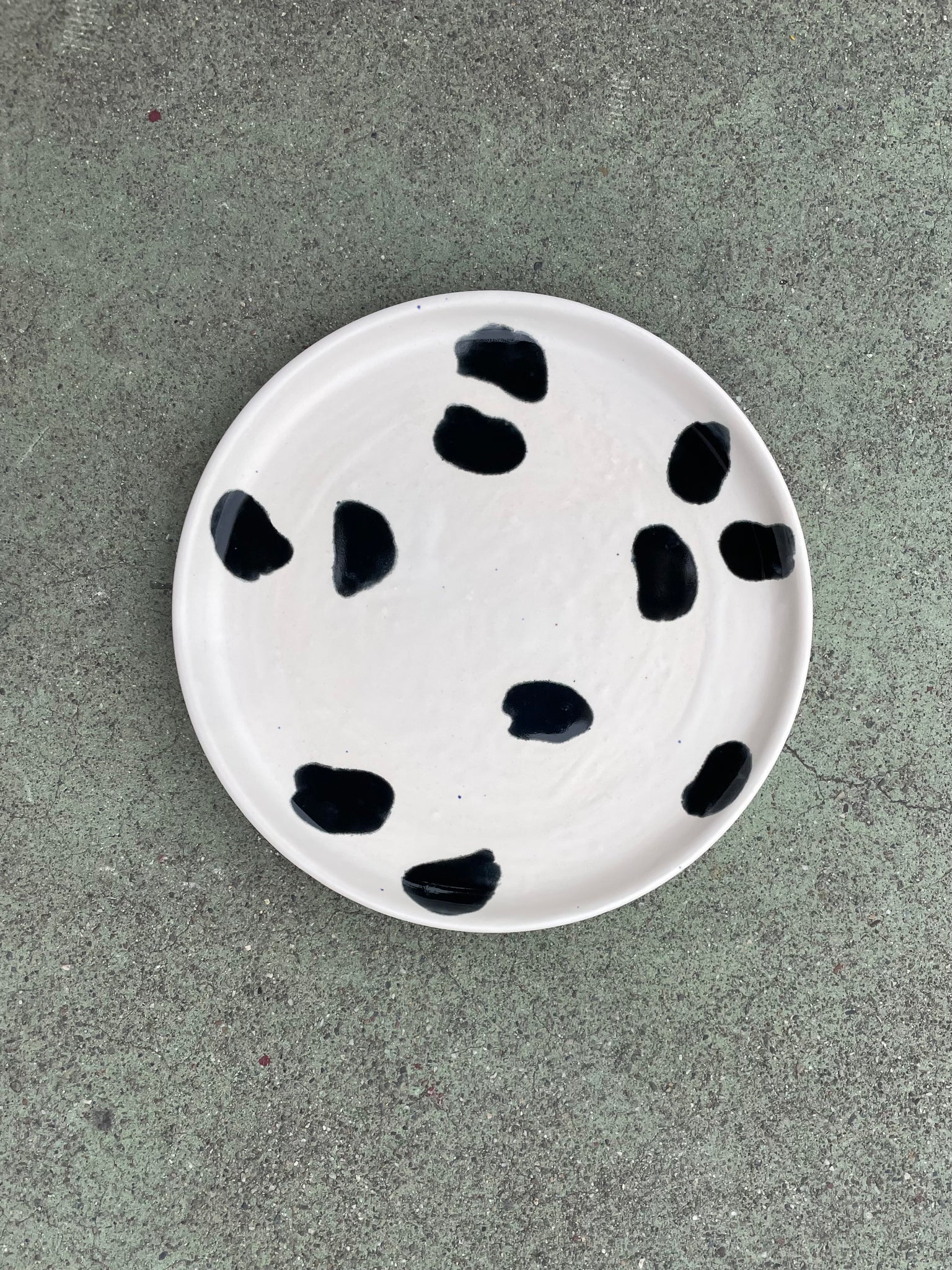 Dinner plate White matte with black polka dots
