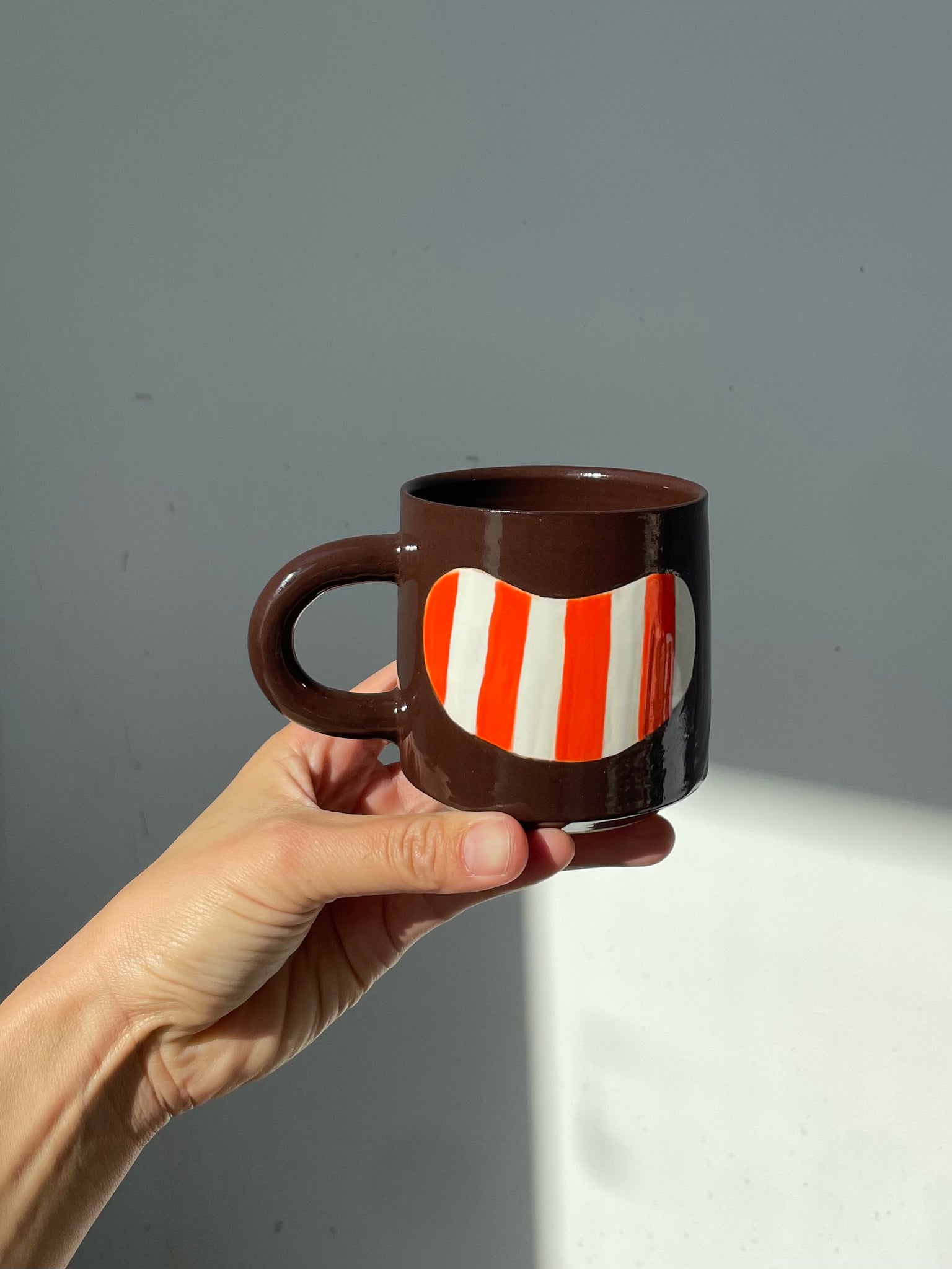MUG chocolate brown w tomato